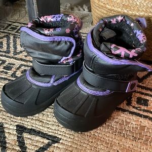 Toddler size 9 snow boots